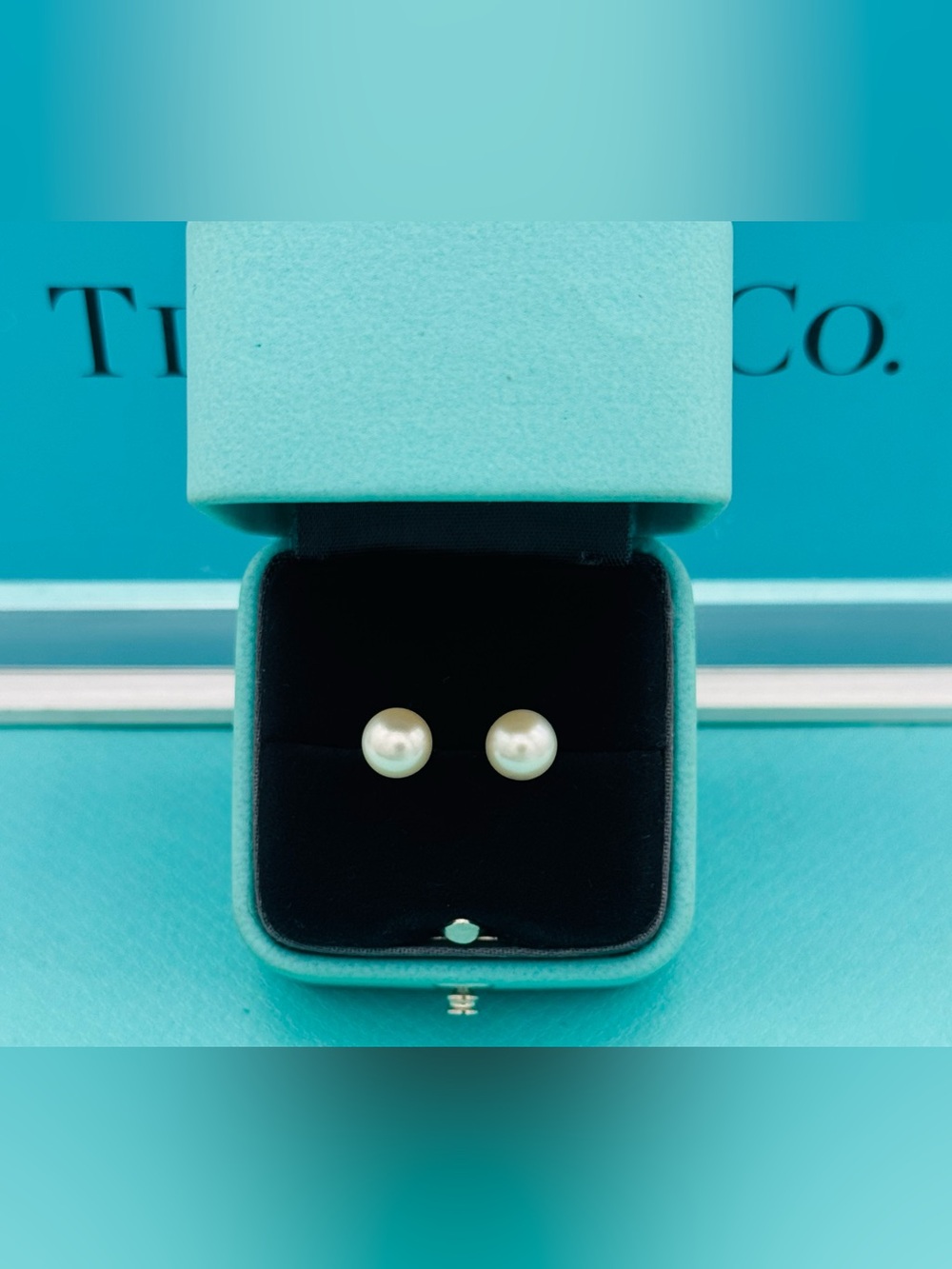 Tiffany and Co Pearl stud earrings 7-8mm